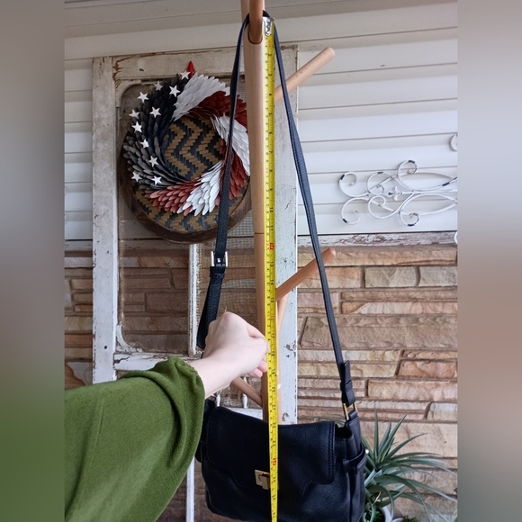 Calvin Klein Elegant Black Leather Crossbody Bag - Picture 9 of 9